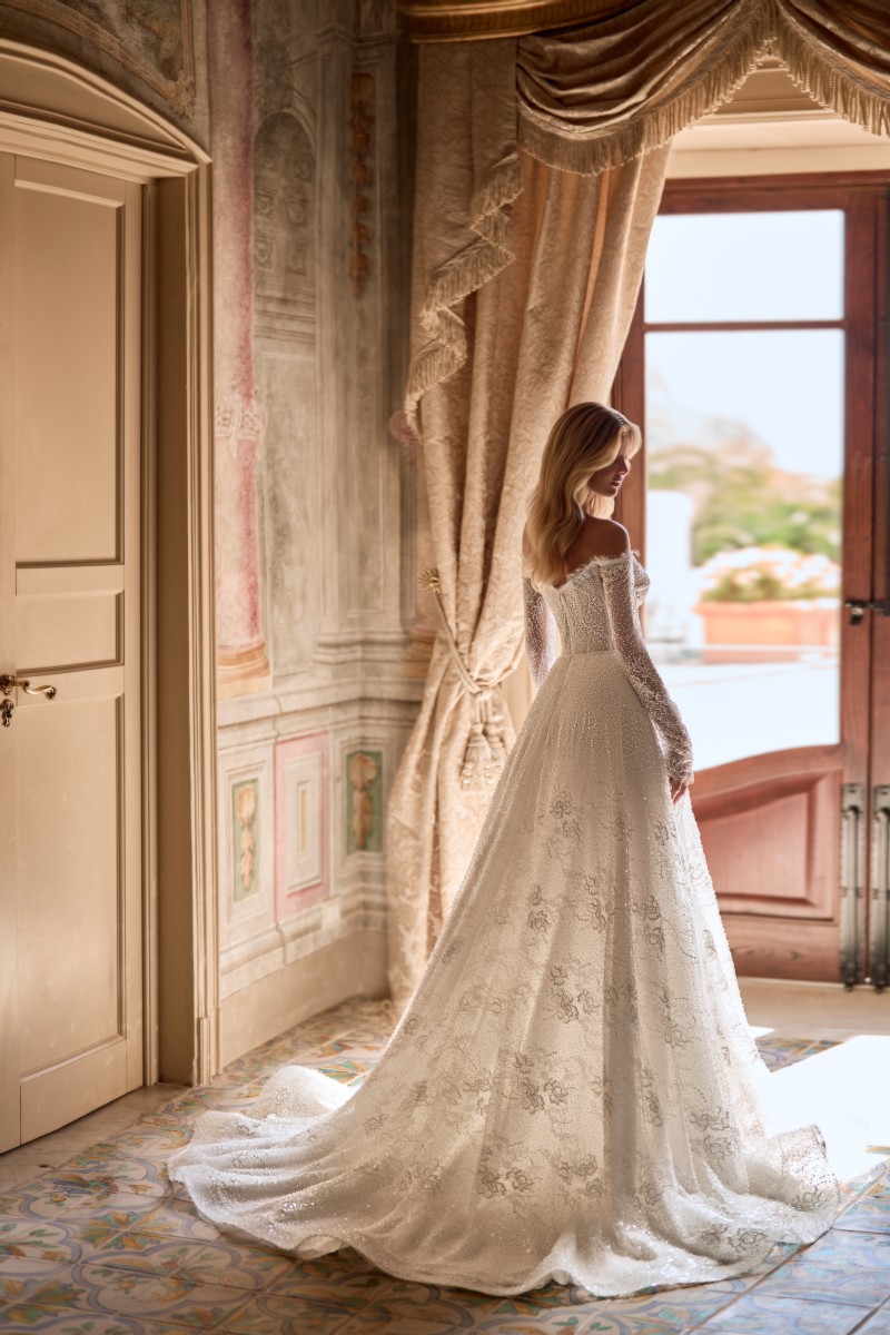 Νυφικό με κεντημένη Chantilly δαντέλα, ANZOLETTA